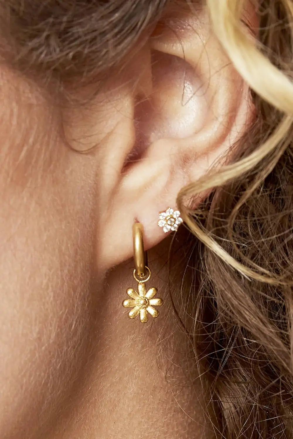 Bloem oorbellen met strass O008