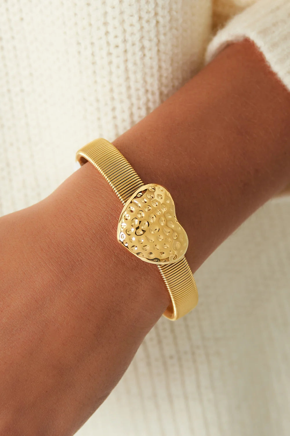 Golden Heart Cuff Armband – Luxe Stainless Steel Armband met Gehamerd Hart SA0021