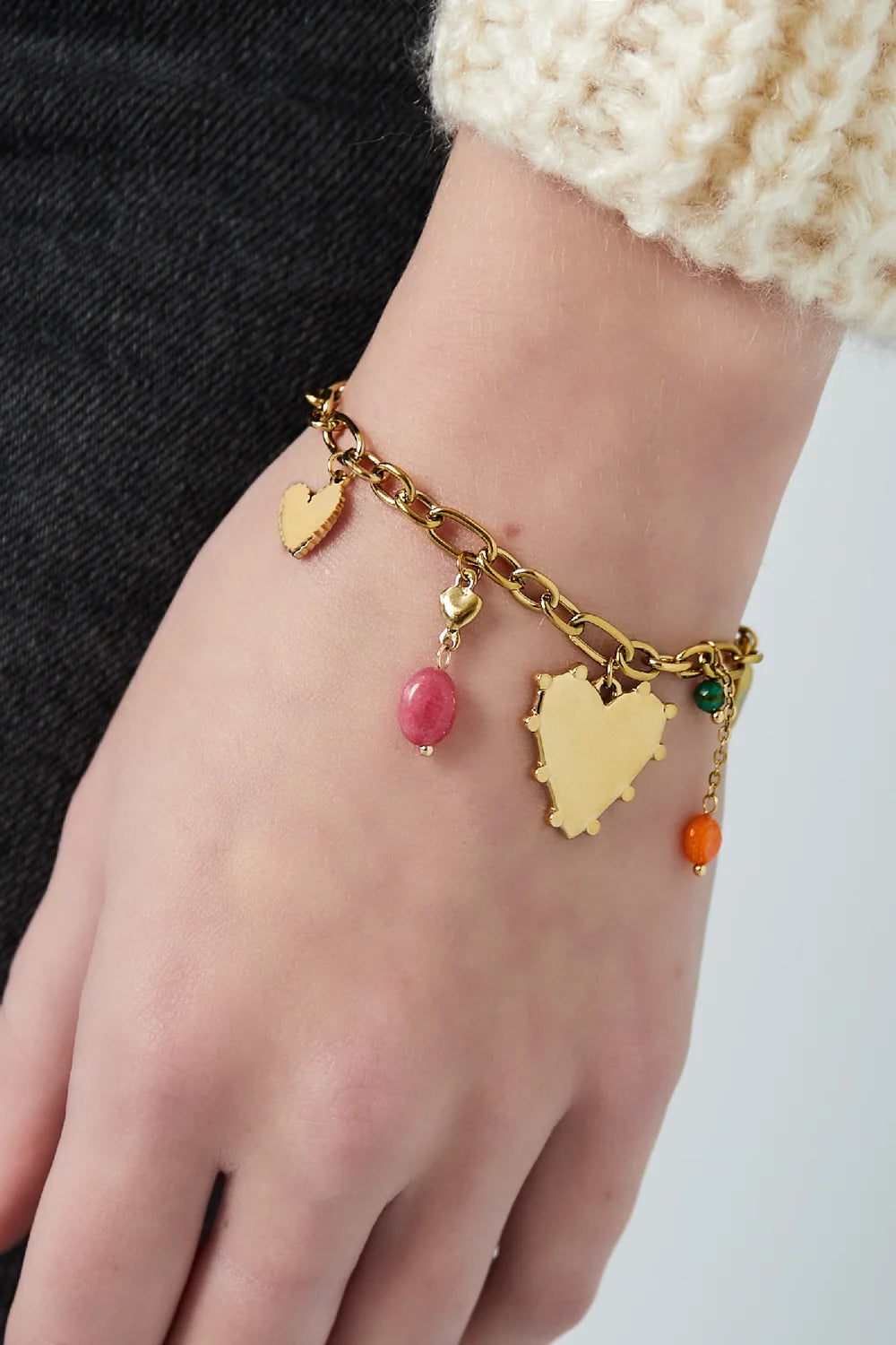 Golden Romance Charm Armband – Luxe Stainless Steel Armband met Hartjes & Kleurrijke Bedels SA0017
