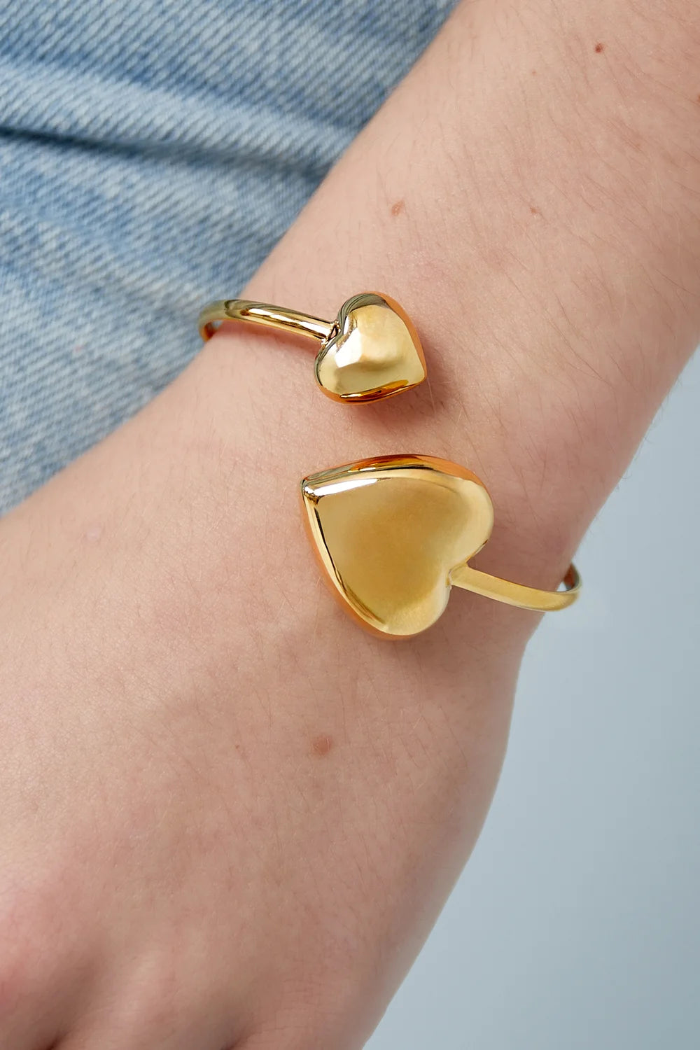Golden Love Cuff Armband – Minimalistische Stainless Steel Open Armband SA0019