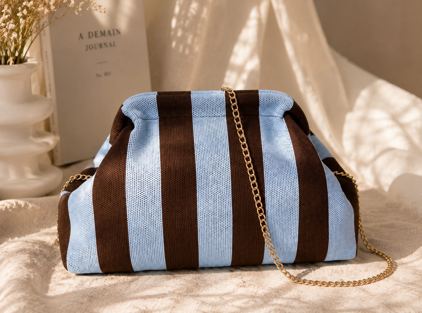 T020 Schoudertas met brown Blue Chain Strap